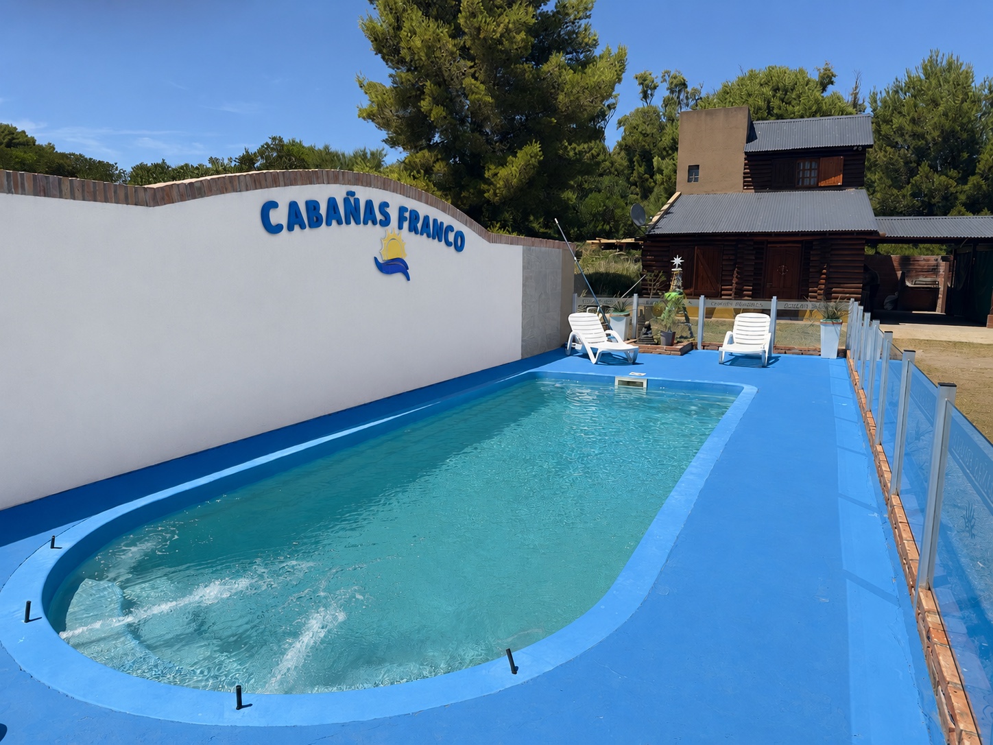 Pileta y exterior de Cabañas Franco
