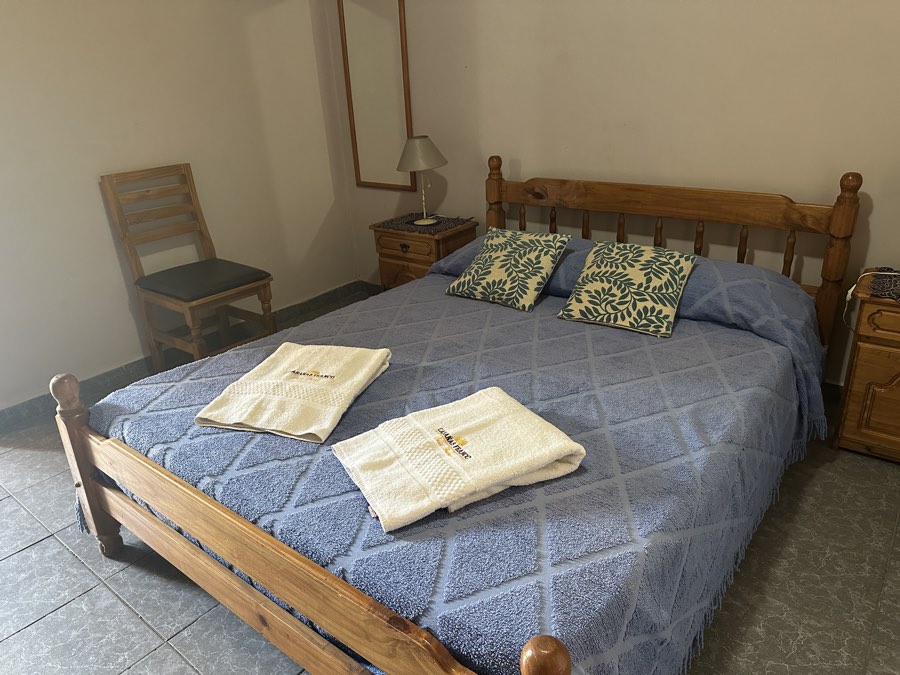Cama matrimonial vista desde el ingreso al dormitorio