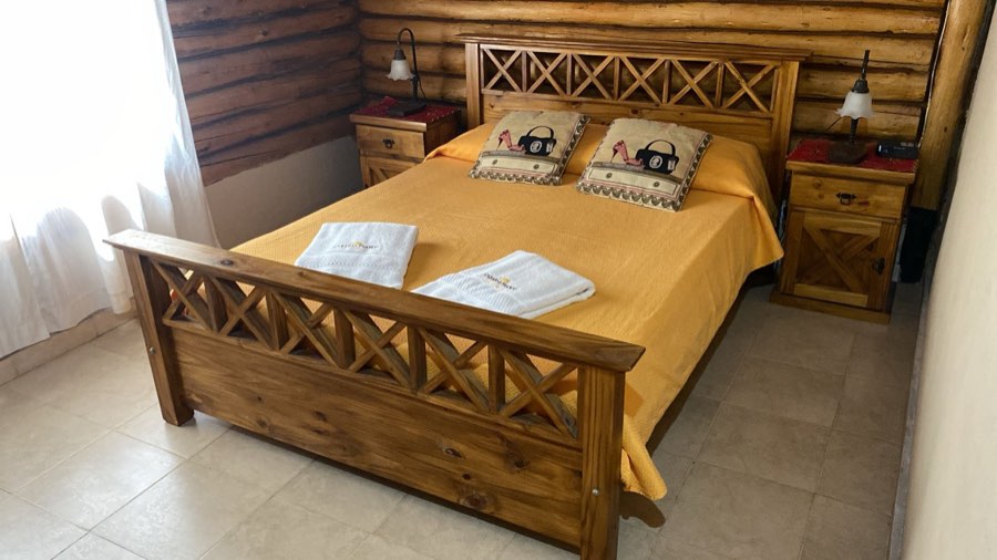 Dormitorio principal con cama matrimonial