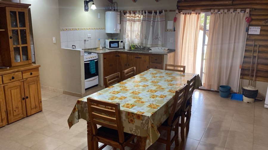 Cocina comedor con mesa para seis personas