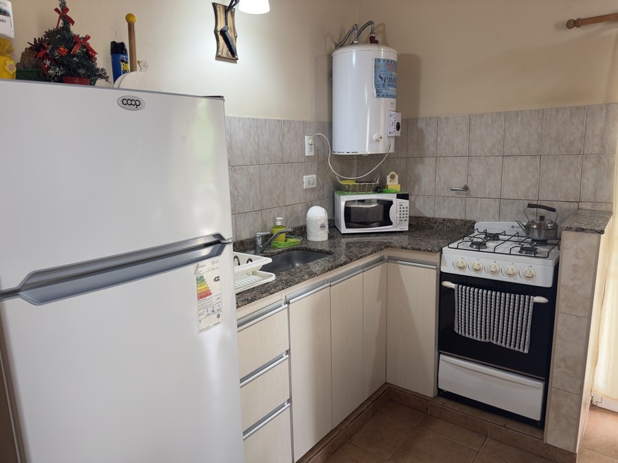 Cocina con heladera, microondas y cocina a gas
