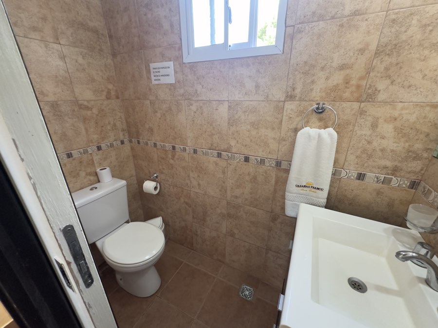 Baño con inodoro y toallero