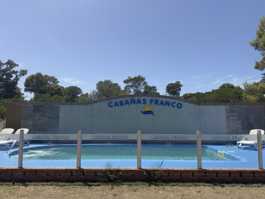 Pileta vista de frente con el mural de Cabañas Franco